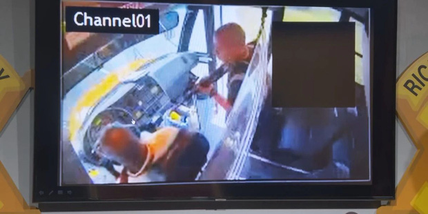 Gã đàn ông cầm súng uy hiếp xe bus chở học sinh, phút cuối buông cò vì lý do 'ná thở' nhưng không kém phần cảm động Gã đàn ông cầm súng uy hiếp xe bus chở học sinh, phút cuối buông cò vì lý do 'ná thở' nhưng không kém phần cảm động
