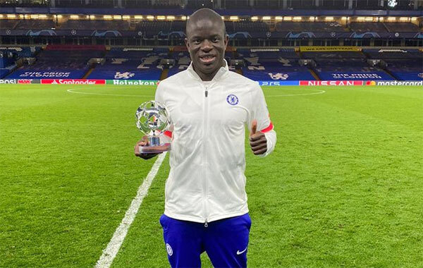 CĐV Chelsea vây kín xe Kante để ăn mừng CĐV Chelsea vây kín xe Kante để ăn mừng