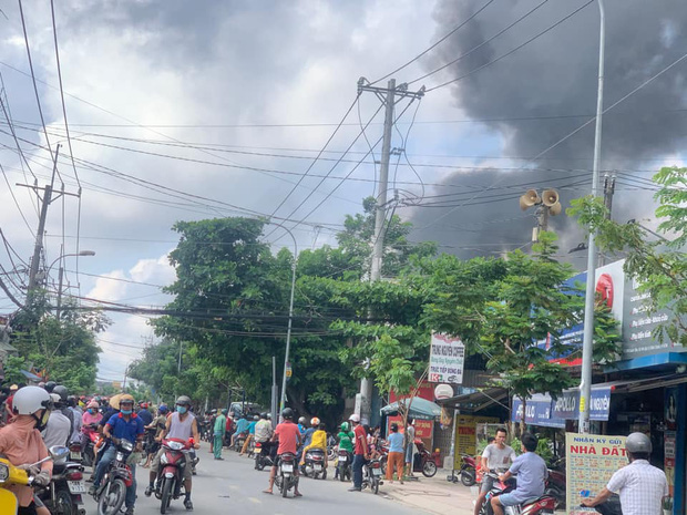 TP HCM: Cháy cửa hàng sơn rồi lan sang nhà dân, thiệt hại nhiều tài sản TP HCM: Cháy cửa hàng sơn rồi lan sang nhà dân, thiệt hại nhiều tài sản