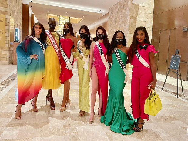 Khánh Vân diện váy xẻ cao đọ chân dài miên man bên dàn đối thủ Miss Universe, xoay 1 cú khiến dân tình 'toát mồ hôi' - 1 Khánh Vân diện váy xẻ cao đọ chân dài miên man bên dàn đối thủ Miss Universe, xoay 1 cú khiến dân tình 'toát mồ hôi' - 1