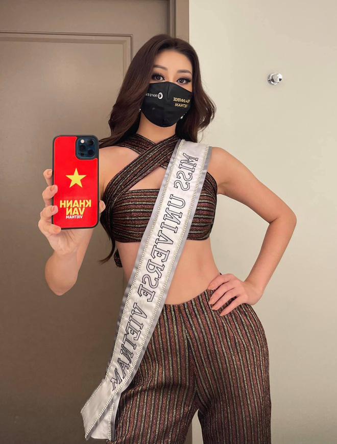 Khánh Vân diện váy xẻ cao đọ chân dài miên man bên dàn đối thủ Miss Universe, xoay 1 cú khiến dân tình 'toát mồ hôi' - 6 Khánh Vân diện váy xẻ cao đọ chân dài miên man bên dàn đối thủ Miss Universe, xoay 1 cú khiến dân tình 'toát mồ hôi' - 6