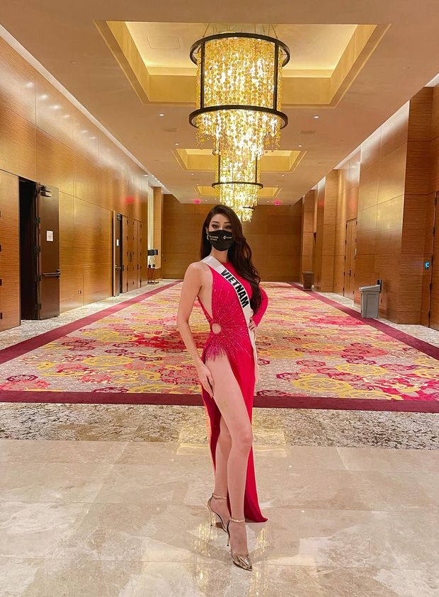 Khánh Vân diện váy xẻ cao đọ chân dài miên man bên dàn đối thủ Miss Universe, xoay 1 cú khiến dân tình 'toát mồ hôi' Khánh Vân diện váy xẻ cao đọ chân dài miên man bên dàn đối thủ Miss Universe, xoay 1 cú khiến dân tình 'toát mồ hôi'