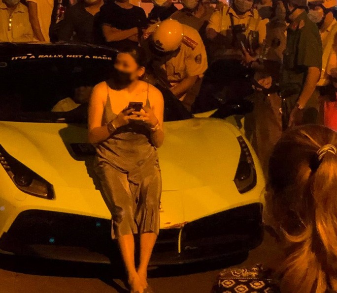 Thực hư thông tin nam thanh niên chạy siêu xe Ferrari 488 GTB giá hơn 10 tỷ đồng bị còng tay vì chống đối lực lượng CSGT - 2 Thực hư thông tin nam thanh niên chạy siêu xe Ferrari 488 GTB giá hơn 10 tỷ đồng bị còng tay vì chống đối lực lượng CSGT - 2