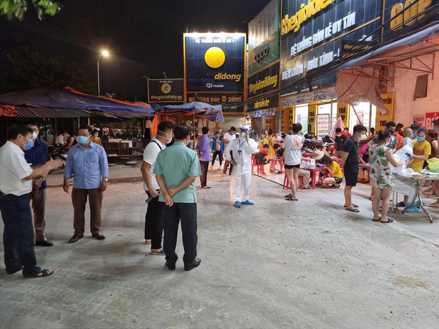 Bắc Giang phong tỏa 3 thôn, lấy mẫu xét nghiệm 15.000 người trong đêm Bắc Giang phong tỏa 3 thôn, lấy mẫu xét nghiệm 15.000 người trong đêm