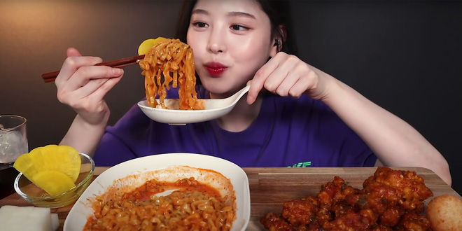 Bị đào lại chuyện 'nhè đồ ăn' gây tranh cãi, YouTuber mukbang tuyên bố thẳng thừng: 'Mình chưa nhai rồi nhổ lần nào cả!' - 1 Bị đào lại chuyện 'nhè đồ ăn' gây tranh cãi, YouTuber mukbang tuyên bố thẳng thừng: 'Mình chưa nhai rồi nhổ lần nào cả!' - 1
