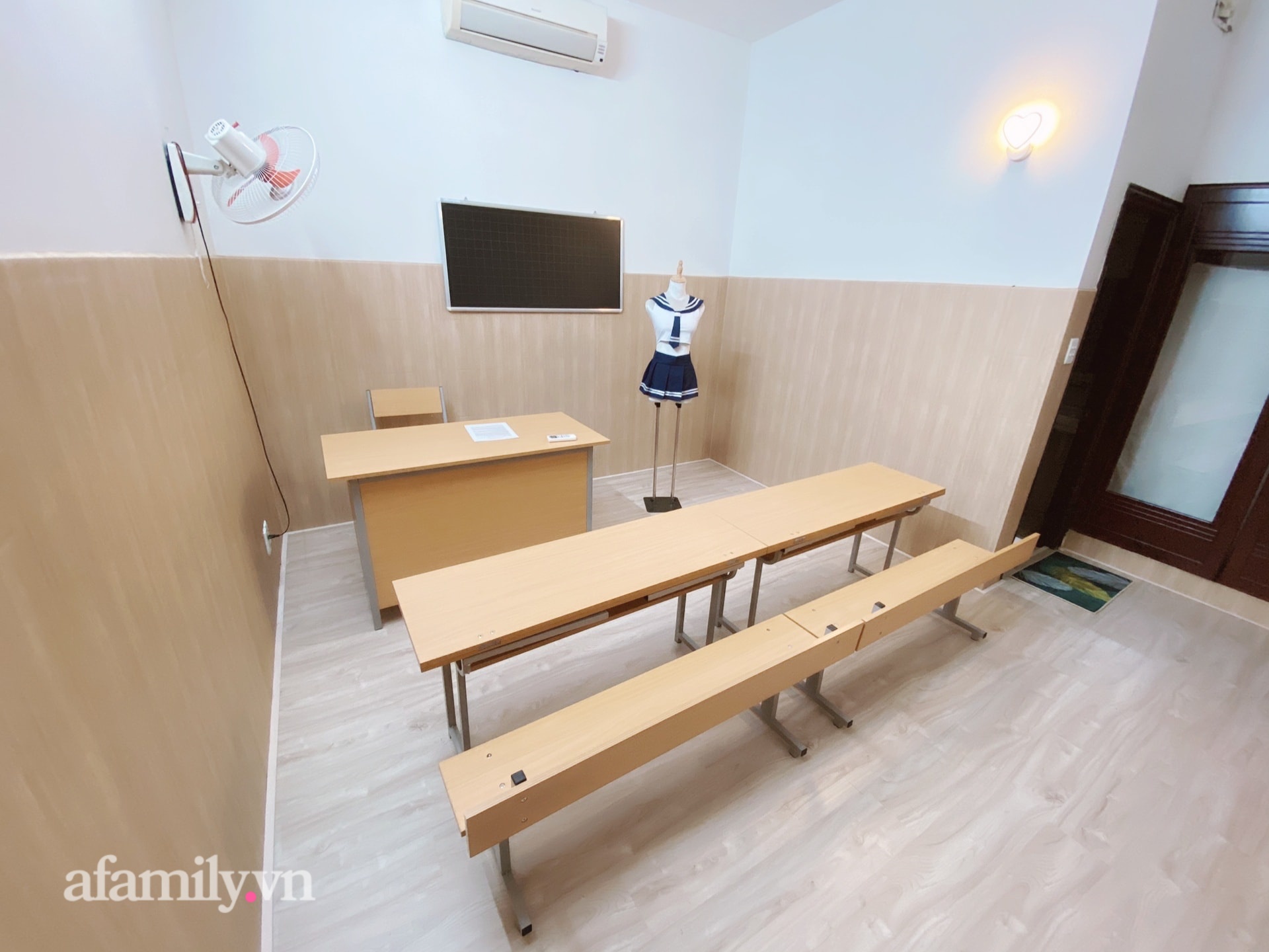 Xôn xao một khách sạn 'người lớn' tại Sài Gòn, bên trong không có giường để ngủ mà là 'nhà bếp, lớp học, phòng gym', phục vụ kèm nhiều đạo cụ để 'ta vui cùng vui'!? - 3 Xôn xao một khách sạn 'người lớn' tại Sài Gòn, bên trong không có giường để ngủ mà là 'nhà bếp, lớp học, phòng gym', phục vụ kèm nhiều đạo cụ để 'ta vui cùng vui'!? - 3