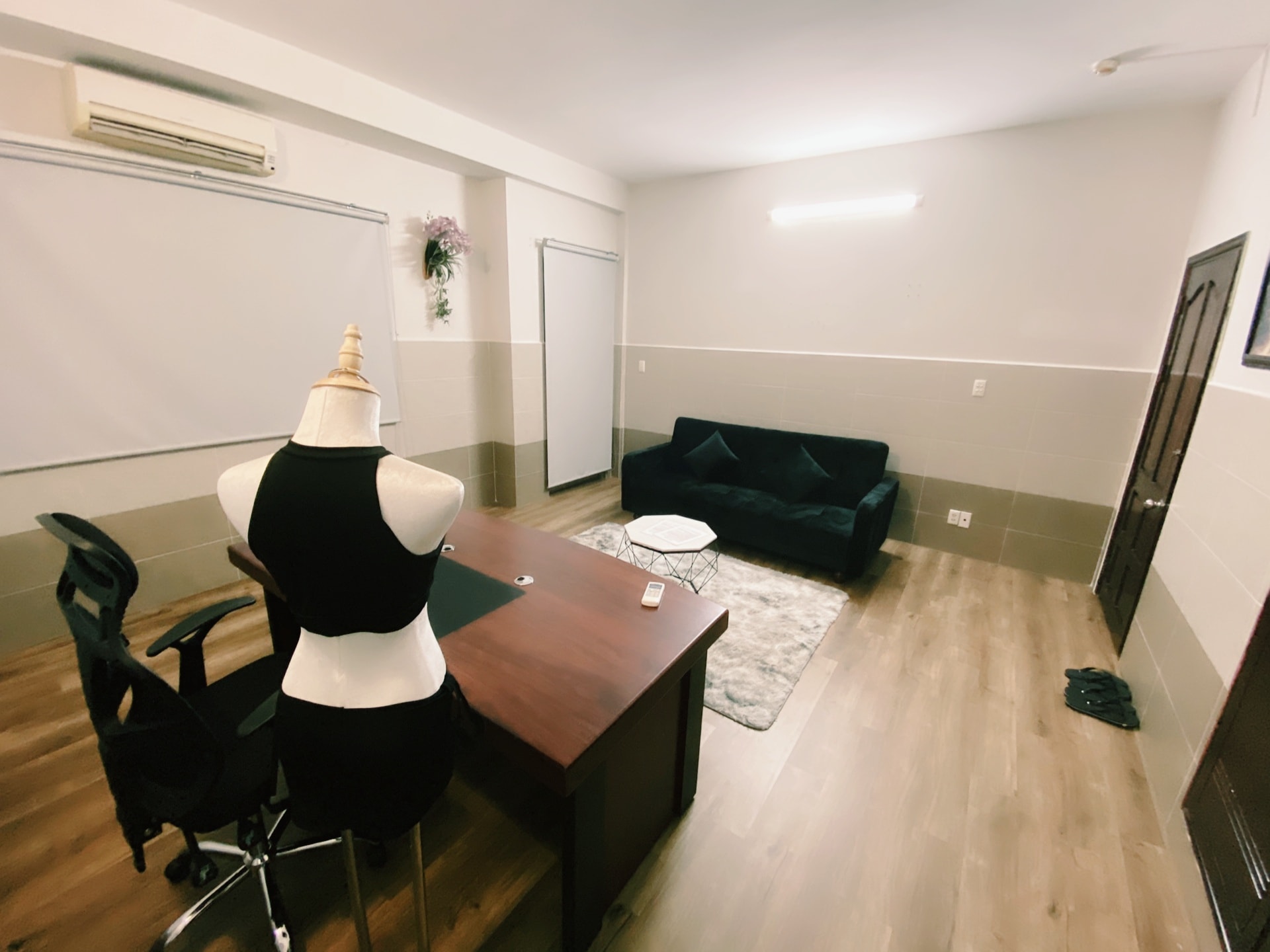 Xôn xao một khách sạn 'người lớn' tại Sài Gòn, bên trong không có giường để ngủ mà là 'nhà bếp, lớp học, phòng gym', phục vụ kèm nhiều đạo cụ để 'ta vui cùng vui'!? - 7 Xôn xao một khách sạn 'người lớn' tại Sài Gòn, bên trong không có giường để ngủ mà là 'nhà bếp, lớp học, phòng gym', phục vụ kèm nhiều đạo cụ để 'ta vui cùng vui'!? - 7