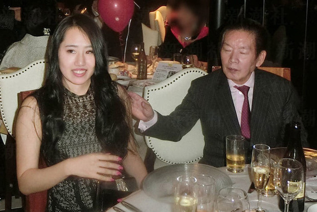 Vụ tỷ phú 77 tuổi đột nhiên qua đời sau vài tháng kết hôn: 3 năm sau vợ trẻ kém 55 tuổi bị điều tra, hé lộ thêm loạt hành động gây rùng mình - 1 Vụ tỷ phú 77 tuổi đột nhiên qua đời sau vài tháng kết hôn: 3 năm sau vợ trẻ kém 55 tuổi bị điều tra, hé lộ thêm loạt hành động gây rùng mình - 1