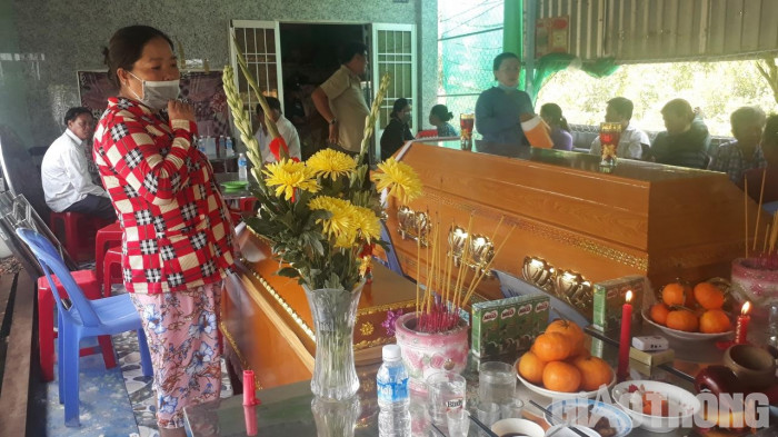 Ăn cháo gà và uống nước ngọt, chị em bé gái tử vong Ăn cháo gà và uống nước ngọt, chị em bé gái tử vong