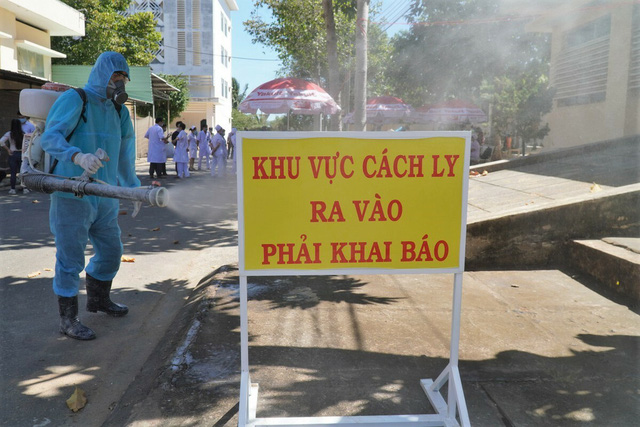 Hà Nội ghi nhận 8 ca dương tính SARS-CoV-2, trong đó có cháu bé 1 tuổi và 4 người tiếp xúc tại sân bóng Hà Nội ghi nhận 8 ca dương tính SARS-CoV-2, trong đó có cháu bé 1 tuổi và 4 người tiếp xúc tại sân bóng