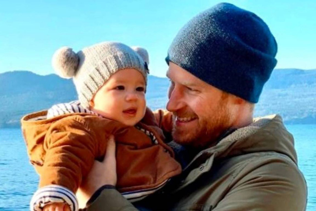 Meghan Markle bị chỉ trích dữ dội vì 'khai thác' con trai quá đà, cộng đồng mạng phải cầu cứu Hoàng gia Anh - 1 Meghan Markle bị chỉ trích dữ dội vì 'khai thác' con trai quá đà, cộng đồng mạng phải cầu cứu Hoàng gia Anh - 1