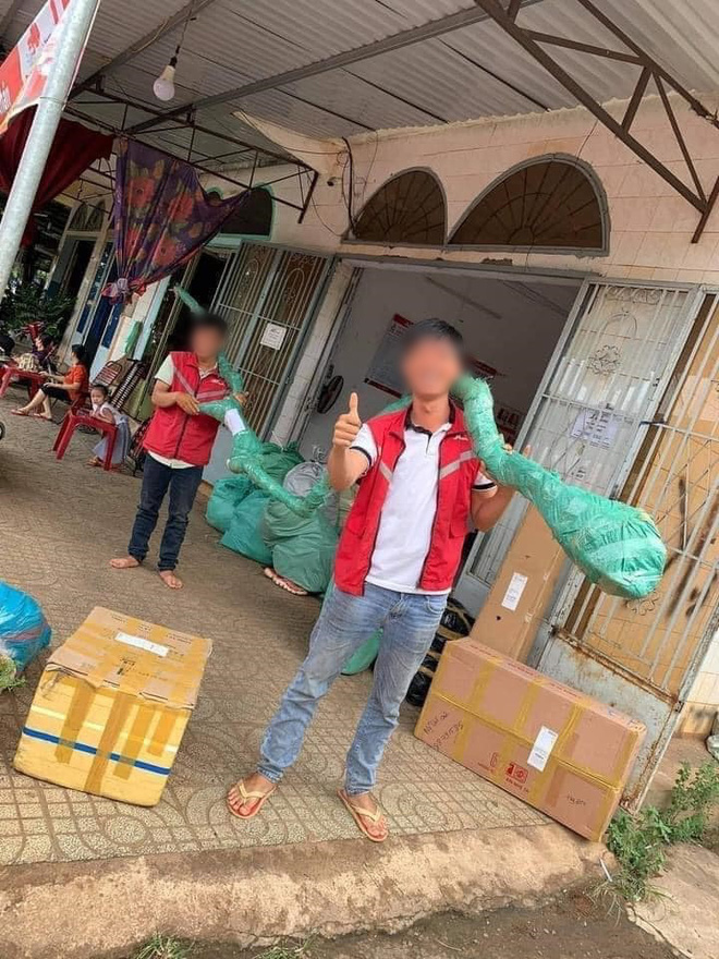 Nhìn đơn hàng 'dài như cái cây' khiến hai người khiêng còn chật vật, shipper tái mặt nhưng vẫn cố gắng đi giao - 1 Nhìn đơn hàng 'dài như cái cây' khiến hai người khiêng còn chật vật, shipper tái mặt nhưng vẫn cố gắng đi giao - 1