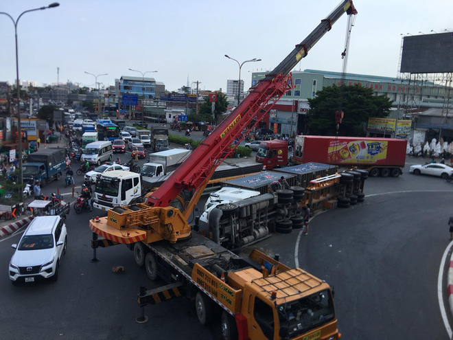 TP.HCM: Xe container lật ngang ngay ngã tư, 2 tuyến Quốc lộ tê liệt hàng giờ - 2 TP.HCM: Xe container lật ngang ngay ngã tư, 2 tuyến Quốc lộ tê liệt hàng giờ - 2