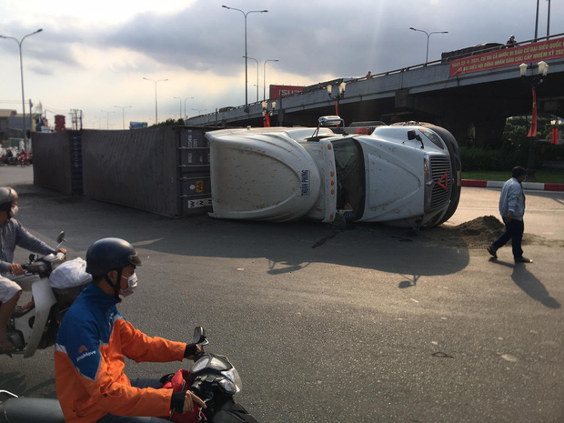 TP.HCM: Xe container lật ngang ngay ngã tư, 2 tuyến Quốc lộ tê liệt hàng giờ TP.HCM: Xe container lật ngang ngay ngã tư, 2 tuyến Quốc lộ tê liệt hàng giờ