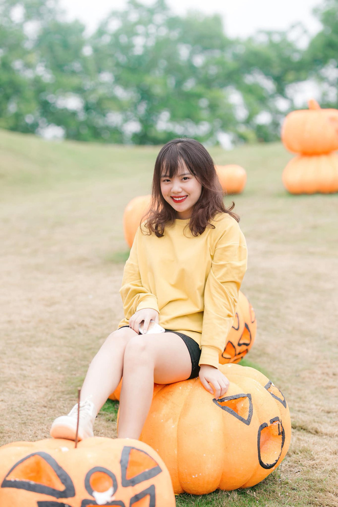 Tìm ra chủ nhân giọng nói 'Bộ Y tế đề nghị người dân đeo khẩu trang' trong điện thoại, ngoài đời xinh quá trời - 4 Tìm ra chủ nhân giọng nói 'Bộ Y tế đề nghị người dân đeo khẩu trang' trong điện thoại, ngoài đời xinh quá trời - 4