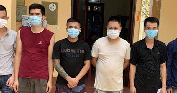 Nhóm thanh niên trốn vào nghĩa trang sát phạt khi dịch Covid-19 đang phức tạp Nhóm thanh niên trốn vào nghĩa trang sát phạt khi dịch Covid-19 đang phức tạp
