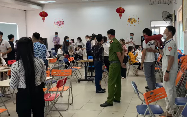Hơn 100 khách hàng, nhân viên công ty kinh doanh đa cấp tụ tập giữa dịch Covid-19, bất chấp lệnh cấm ở Đà Nẵng Hơn 100 khách hàng, nhân viên công ty kinh doanh đa cấp tụ tập giữa dịch Covid-19, bất chấp lệnh cấm ở Đà Nẵng