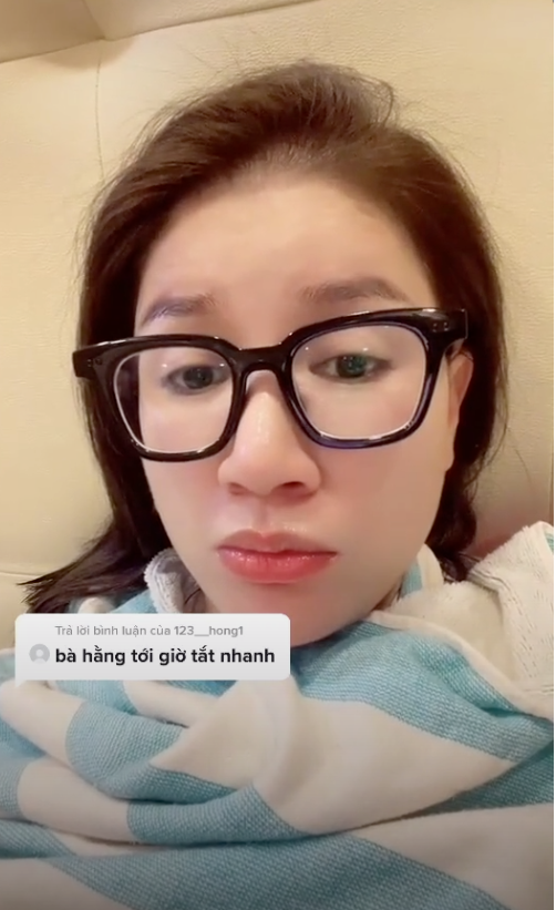 Trang Khàn đêm qua livestream tiếp tục đáp trả bà Phương Hằng - vợ ông Dũng 'lò vôi': 'Cô chúng mày chỉ to với chúng mày thôi, chứ chưa là cái gì với tao đâu!' Trang Khàn đêm qua livestream tiếp tục đáp trả bà Phương Hằng - vợ ông Dũng 'lò vôi': 'Cô chúng mày chỉ to với chúng mày thôi, chứ chưa là cái gì với tao đâu!'