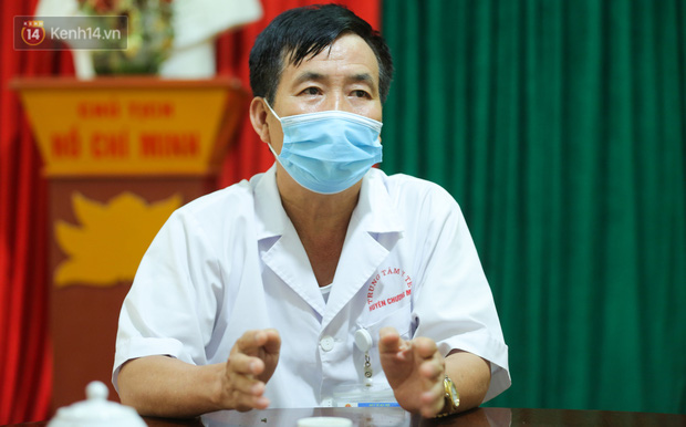 Gặp bác sĩ trong bức ảnh nhân viên y tế đi xe ba gác vào vùng dịch: 'Tôi chỉ biết bắt tay để truyền động lực cho anh em' - 1 Gặp bác sĩ trong bức ảnh nhân viên y tế đi xe ba gác vào vùng dịch: 'Tôi chỉ biết bắt tay để truyền động lực cho anh em' - 1