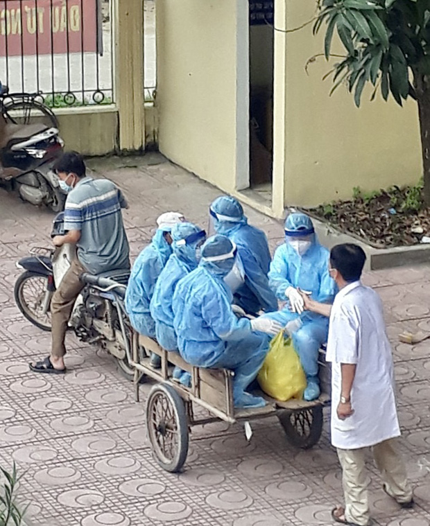 Gặp bác sĩ trong bức ảnh nhân viên y tế đi xe ba gác vào vùng dịch: 'Tôi chỉ biết bắt tay để truyền động lực cho anh em' Gặp bác sĩ trong bức ảnh nhân viên y tế đi xe ba gác vào vùng dịch: 'Tôi chỉ biết bắt tay để truyền động lực cho anh em'
