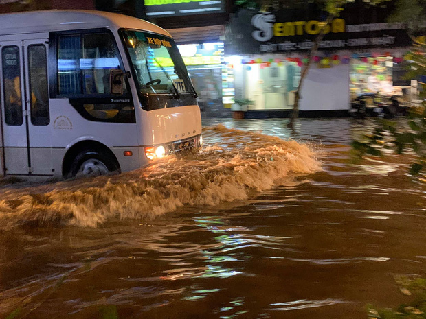 Mưa dông gió giật kèm sấm chớp kinh hoàng ập xuống giờ tan tầm, Hà Nội ngập khắp các tuyến đường - 8 Mưa dông gió giật kèm sấm chớp kinh hoàng ập xuống giờ tan tầm, Hà Nội ngập khắp các tuyến đường - 8