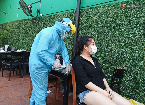 Hàng loạt nhân viên, khách nhậu ở Sài Gòn được lấy mẫu xét nghiệm Covid-19 - 1 Hàng loạt nhân viên, khách nhậu ở Sài Gòn được lấy mẫu xét nghiệm Covid-19 - 1