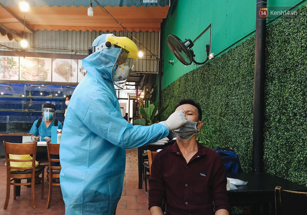Hàng loạt nhân viên, khách nhậu ở Sài Gòn được lấy mẫu xét nghiệm Covid-19 - 8 Hàng loạt nhân viên, khách nhậu ở Sài Gòn được lấy mẫu xét nghiệm Covid-19 - 8