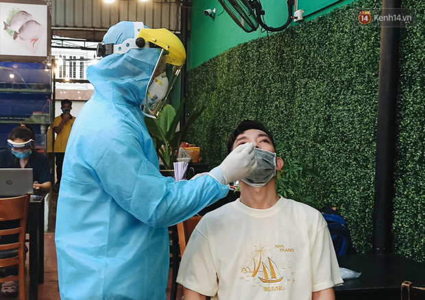 Hàng loạt nhân viên, khách nhậu ở Sài Gòn được lấy mẫu xét nghiệm Covid-19 - 5 Hàng loạt nhân viên, khách nhậu ở Sài Gòn được lấy mẫu xét nghiệm Covid-19 - 5