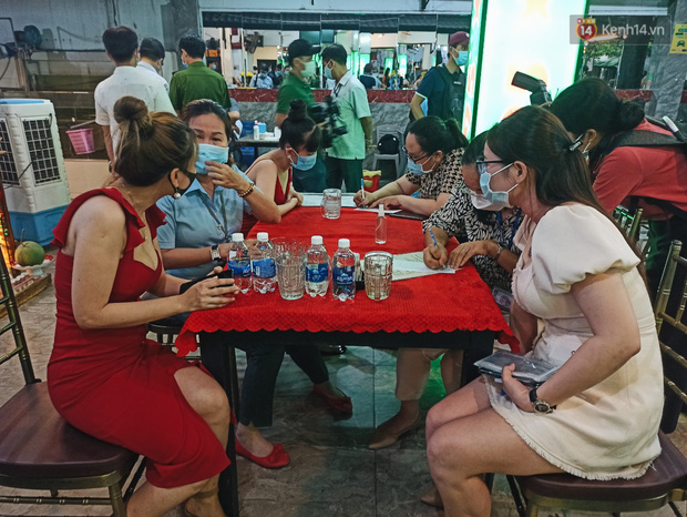 Hàng loạt nhân viên, khách nhậu ở Sài Gòn được lấy mẫu xét nghiệm Covid-19 - 7 Hàng loạt nhân viên, khách nhậu ở Sài Gòn được lấy mẫu xét nghiệm Covid-19 - 7