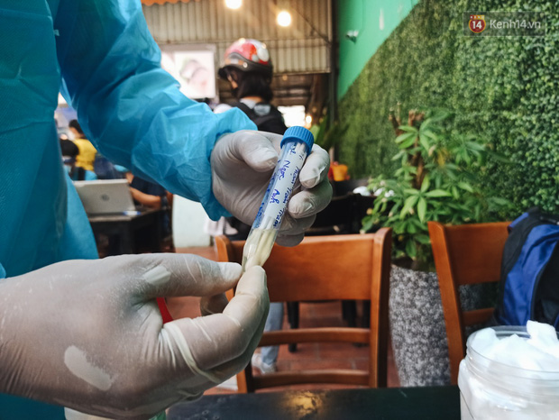 Hàng loạt nhân viên, khách nhậu ở Sài Gòn được lấy mẫu xét nghiệm Covid-19 - 13 Hàng loạt nhân viên, khách nhậu ở Sài Gòn được lấy mẫu xét nghiệm Covid-19 - 13