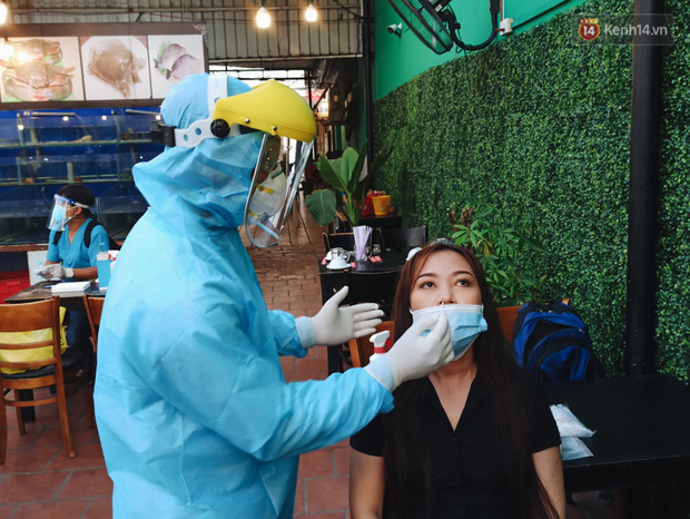 Hàng loạt nhân viên, khách nhậu ở Sài Gòn được lấy mẫu xét nghiệm Covid-19 - 12 Hàng loạt nhân viên, khách nhậu ở Sài Gòn được lấy mẫu xét nghiệm Covid-19 - 12