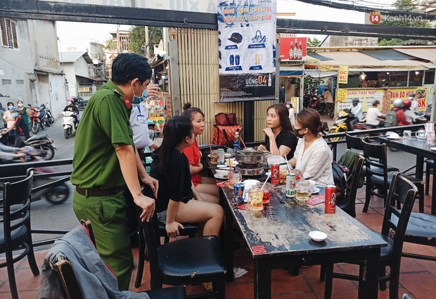 Hàng loạt nhân viên, khách nhậu ở Sài Gòn được lấy mẫu xét nghiệm Covid-19 Hàng loạt nhân viên, khách nhậu ở Sài Gòn được lấy mẫu xét nghiệm Covid-19