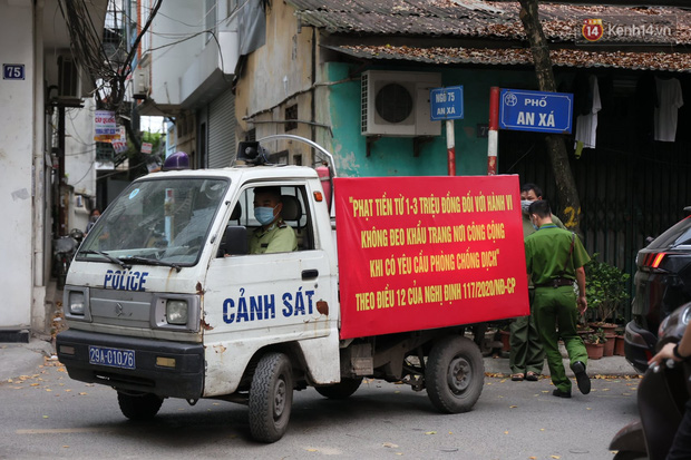 Hà Nội: Lực lượng chức năng ra quân tuyên truyền người dân dừng bán bia hơi và chợ cóc để phòng dịch Covid-19 Hà Nội: Lực lượng chức năng ra quân tuyên truyền người dân dừng bán bia hơi và chợ cóc để phòng dịch Covid-19