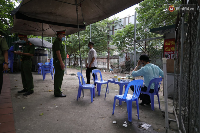 Hà Nội: Lực lượng chức năng ra quân tuyên truyền người dân dừng bán bia hơi và chợ cóc để phòng dịch Covid-19 - 5 Hà Nội: Lực lượng chức năng ra quân tuyên truyền người dân dừng bán bia hơi và chợ cóc để phòng dịch Covid-19 - 5