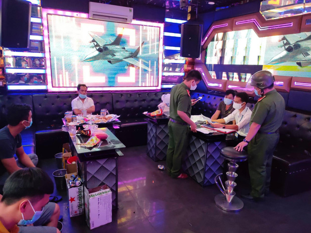 Bất chấp lệnh cấm, 5 thanh niên vẫn say sưa 'đắp mộ cuộc tình' trong quán karaoke Bất chấp lệnh cấm, 5 thanh niên vẫn say sưa 'đắp mộ cuộc tình' trong quán karaoke