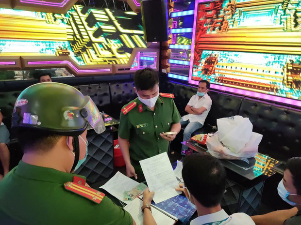 Bất chấp lệnh cấm, 5 thanh niên vẫn say sưa 'đắp mộ cuộc tình' trong quán karaoke - 1 Bất chấp lệnh cấm, 5 thanh niên vẫn say sưa 'đắp mộ cuộc tình' trong quán karaoke - 1