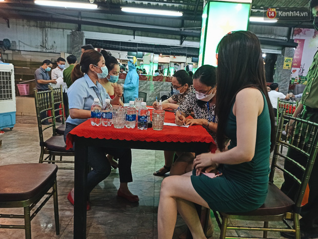 Hàng loạt nhân viên, khách nhậu ở Sài Gòn được lấy mẫu xét nghiệm Covid-19 - 6 Hàng loạt nhân viên, khách nhậu ở Sài Gòn được lấy mẫu xét nghiệm Covid-19 - 6