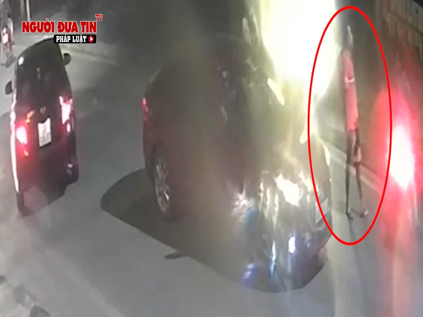 Hà Nội: Truy tìm đối tượng dùng vật nghi súng tấn công người đi đường rồi bỏ chạy - 2 Hà Nội: Truy tìm đối tượng dùng vật nghi súng tấn công người đi đường rồi bỏ chạy - 2