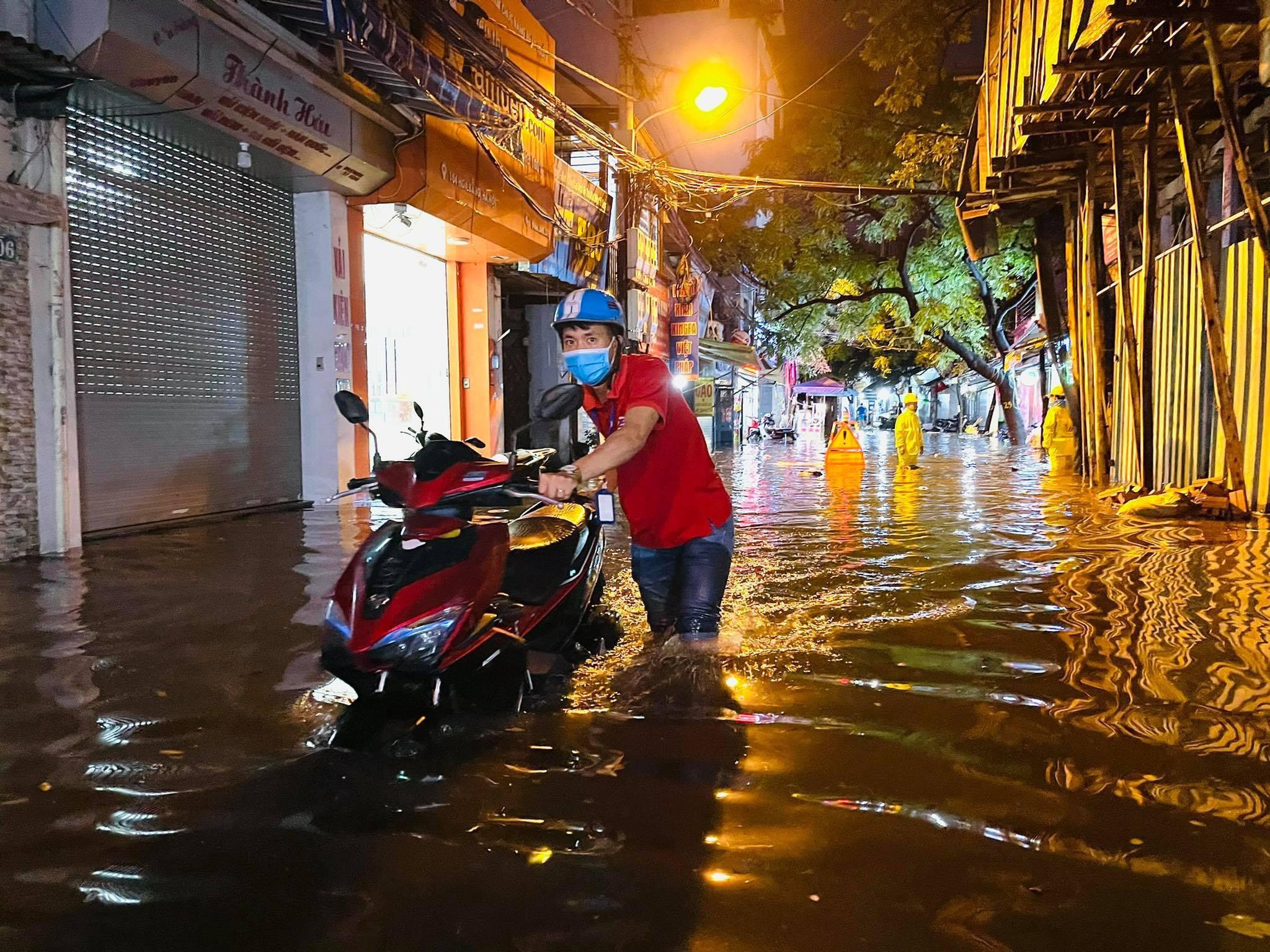 Vì sao dông nhiệt trở thành nỗi ác mộng của người Hà Nội? Vì sao dông nhiệt trở thành nỗi ác mộng của người Hà Nội?