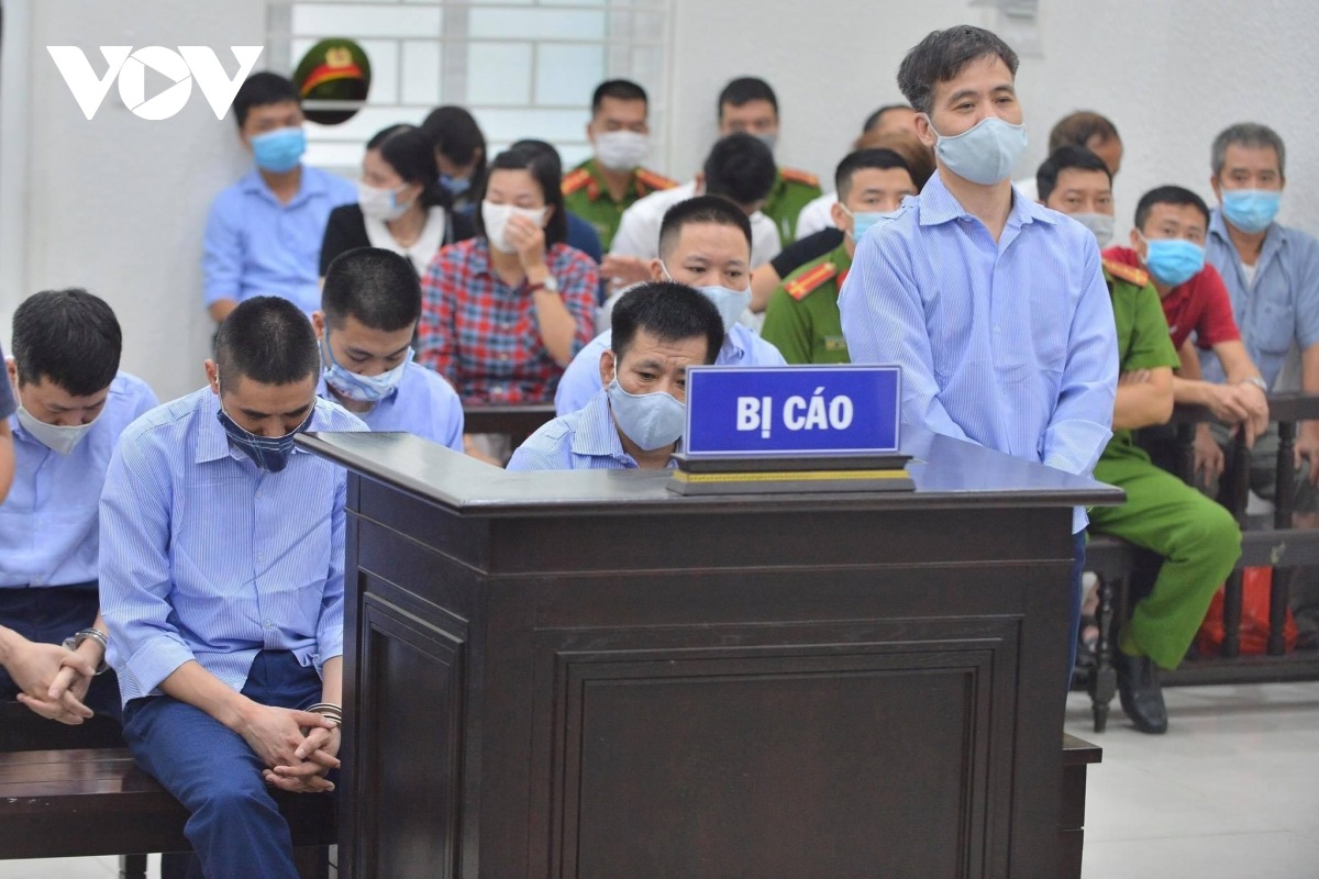 Hoãn phiên xét xử vụ 4 cựu cán bộ thanh tra giao thông bảo kê 'logo xe vua' Hoãn phiên xét xử vụ 4 cựu cán bộ thanh tra giao thông bảo kê 'logo xe vua'