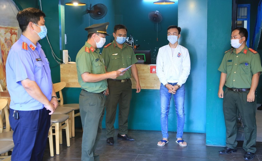 Bắt giám đốc 'phù phép' cho 14 'chuyên gia' Hàn Quốc nhập cảnh trái phép vào Việt Nam Bắt giám đốc 'phù phép' cho 14 'chuyên gia' Hàn Quốc nhập cảnh trái phép vào Việt Nam