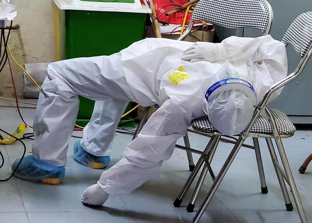 Nữ nhân viên y tế ngất xỉu khi lấy mẫu xét nghiệm Covid-19 ở Bắc Ninh: 'Mồ hôi nhiều đến mức ướt hết quần áo, như người mới ở dưới nước lên' - 1 Nữ nhân viên y tế ngất xỉu khi lấy mẫu xét nghiệm Covid-19 ở Bắc Ninh: 'Mồ hôi nhiều đến mức ướt hết quần áo, như người mới ở dưới nước lên' - 1