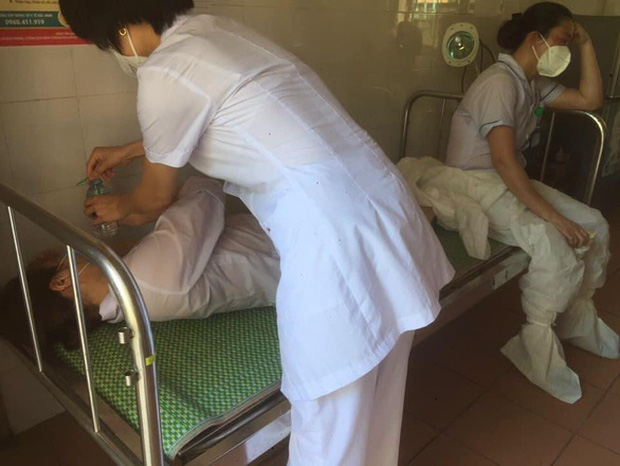 Nữ nhân viên y tế ngất xỉu khi lấy mẫu xét nghiệm Covid-19 ở Bắc Ninh: 'Mồ hôi nhiều đến mức ướt hết quần áo, như người mới ở dưới nước lên' Nữ nhân viên y tế ngất xỉu khi lấy mẫu xét nghiệm Covid-19 ở Bắc Ninh: 'Mồ hôi nhiều đến mức ướt hết quần áo, như người mới ở dưới nước lên'