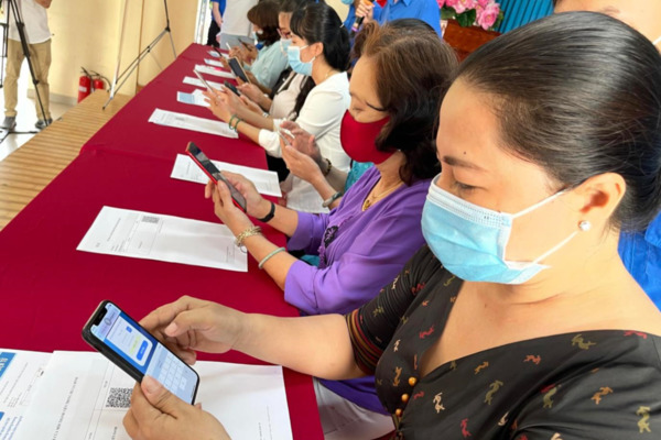 Covid-19 trở lại, hàng triệu người tải ứng dụng Bluezone Covid-19 trở lại, hàng triệu người tải ứng dụng Bluezone