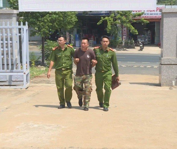 Chửi bới, đâm vào cổ thượng úy công an khi bị triệu tập Chửi bới, đâm vào cổ thượng úy công an khi bị triệu tập