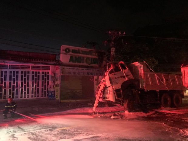 TP.HCM: 'Hung thần' xe ben tông gãy cột điện, cháy nổ vang trời khiến cả nghìn hộ dân bị mất điện TP.HCM: 'Hung thần' xe ben tông gãy cột điện, cháy nổ vang trời khiến cả nghìn hộ dân bị mất điện