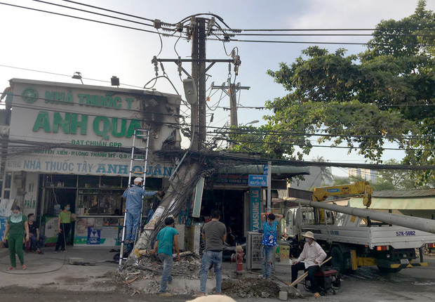 TP.HCM: 'Hung thần' xe ben tông gãy cột điện, cháy nổ vang trời khiến cả nghìn hộ dân bị mất điện - 2 TP.HCM: 'Hung thần' xe ben tông gãy cột điện, cháy nổ vang trời khiến cả nghìn hộ dân bị mất điện - 2