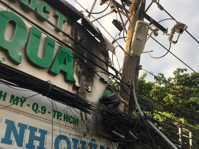 TP.HCM: 'Hung thần' xe ben tông gãy cột điện, cháy nổ vang trời khiến cả nghìn hộ dân bị mất điện - 4 TP.HCM: 'Hung thần' xe ben tông gãy cột điện, cháy nổ vang trời khiến cả nghìn hộ dân bị mất điện - 4