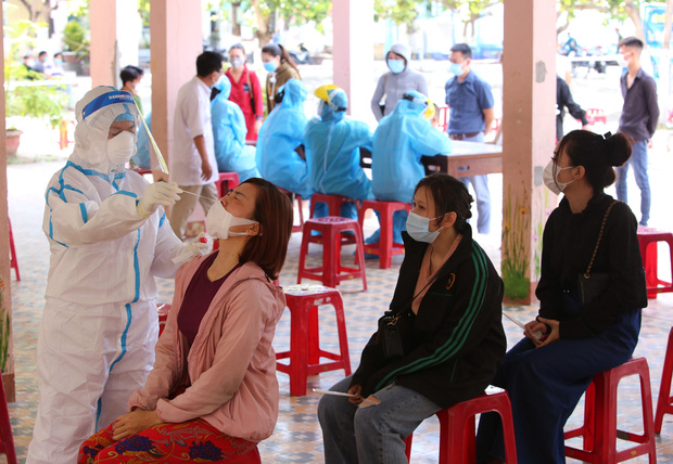 Nữ công nhân dương tính SARS-CoV-2 chưa rõ nguồn lây từng đi tắm biển đông người ở Đà Nẵng Nữ công nhân dương tính SARS-CoV-2 chưa rõ nguồn lây từng đi tắm biển đông người ở Đà Nẵng
