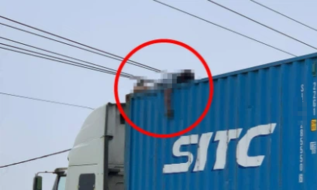 Trèo lên gỡ dây điện, khoảnh khắc tài xế bị giật tử vong trên thùng container khiến ai cũng rụng rời Trèo lên gỡ dây điện, khoảnh khắc tài xế bị giật tử vong trên thùng container khiến ai cũng rụng rời
